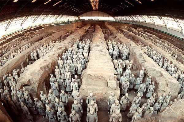 位于西安的秦始皇陵兵马俑雕塑